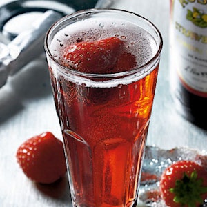 Jordbær og champagne passer perfekt sammen - prøv denne skønne, perlende drink!