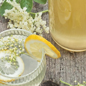 Hyldeblomstsaft i glas og flaske