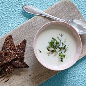 https://dk-femina-backend.imgix.net/media/sondag/2013/09/38/blomkaalssuppe/blomkaalssuppe-prim.jpg?ixlib=vue-2.9.1&auto=format&width=300&height=300&fit=crop&fp-x=0.5&fp-y=0.5