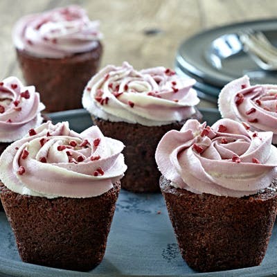 https://dk-femina-backend.imgix.net/media/sondag/2013/09/38/red-velvet-cupckaes-med-mascarpone-icing/red-velvet-cupcakes-prim.jpg