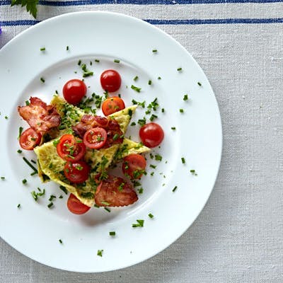 https://dk-femina-backend.imgix.net/media/sondag/2013/09/39/aeggekage-med-bacon-tomater-og-ris/aeggekage-med-bacon-tomater-og-ris-prim.jpg