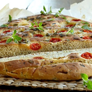 https://dk-femina-backend.imgix.net/media/sondag/2013/10/41/foccacia-med-squash-og-tomat/foccacia-med-squash-og-tomat-prim.jpg?ixlib=vue-2.9.1&auto=format&width=300&height=300&fit=crop&fp-x=0.5&fp-y=0.5