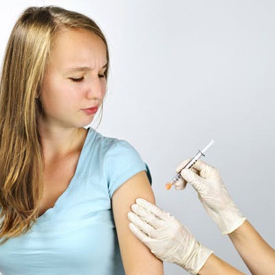 https://dk-femina-backend.imgix.net/media/sondag/2013/10/41/hpv-vaccine/hpv-vaccine-prim.jpg