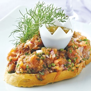 https://dk-femina-backend.imgix.net/media/sondag/2013/10/44/smoerrebroed/roeget-laksetatar-med-raevesauce-prim.jpg?ixlib=vue-2.9.0&auto=format&width=300&height=300&fit=crop&fp-x=0.5&fp-y=0.5