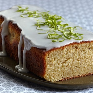 https://dk-femina-backend.imgix.net/media/sondag/2014/02/09/banankage-med-lime/banankage-med-lime-prim.jpg?ixlib=vue-2.9.1&auto=format&width=300&height=300&fit=crop&fp-x=0.5&fp-y=0.5