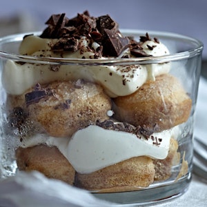 https://dk-femina-backend.imgix.net/media/sondag/2014/03/11/tiramisu/tiramisu-prim.jpg?ixlib=vue-2.9.1&auto=format&width=300&height=300&fit=crop&fp-x=0.5&fp-y=0.5