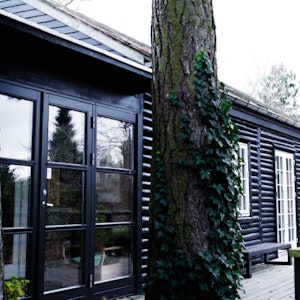 https://dk-femina-backend.imgix.net/media/websites/femina-dot-dk/website/bolig/droemmebolig/2013/01/1304-bolig-danmarks-skoenneste-hjem/1304-bolig-copy.jpg?ixlib=vue-2.9.1&auto=format&width=300&height=300&fit=crop&fp-x=0.5&fp-y=0.5