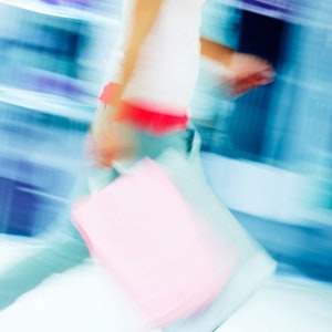 https://dk-femina-backend.imgix.net/media/websites/femina-dot-dk/website/dig-og-dit-liv/familie/2012/12/1249-derfor-maa-kvinder-gerne-shoppe/1249-derfor-skal-du-shoppe-copy.jpg?ixlib=vue-2.9.1&auto=format&width=300&height=300&fit=crop&fp-x=0.5&fp-y=0.5
