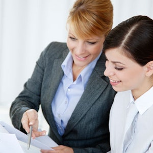 https://dk-femina-backend.imgix.net/media/websites/femina-dot-dk/website/dig-og-dit-liv/familie/2012/12/1250-saa-fordoemmende-er-moedre/1250-fordoemmende-moedre-copy.jpg?ixlib=vue-2.9.1&auto=format&width=300&height=300&fit=crop&fp-x=0.5&fp-y=0.5