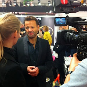 https://dk-femina-backend.imgix.net/media/websites/femina-dot-dk/website/haar/tips-og-trends/2012/10/1240-dennis-knudsens-tips-til-styling/1240-dennis-knudsen-swi.jpg?ixlib=vue-2.9.1&auto=format&width=300&height=300&fit=crop&fp-x=0.5&fp-y=0.5