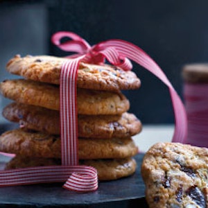 https://dk-femina-backend.imgix.net/media/websites/femina-dot-dk/website/jul/mad/2012/11/1246-julens-bedste-kager/1246-julebag-julecookies-copy-2.jpg?ixlib=vue-2.9.1&auto=format&width=300&height=300&fit=crop&fp-x=0.5&fp-y=0.5