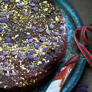 https://dk-femina-backend.imgix.net/media/websites/femina-dot-dk/website/jul/mad/2012/11/1246-julens-bedste-kager/1246-julebag-krydret-chokoladekage-copy-2.jpg?ixlib=vue-2.9.1&auto=format&width=300&height=300&fit=crop&fp-x=0.5&fp-y=0.5