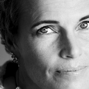 https://dk-femina-backend.imgix.net/media/websites/femina-dot-dk/website/kendte/2012/12/1251-josefine-bergsoes-sunde-dag/1251-josefine-bergsoees-sunde-dag-swi.jpg?ixlib=vue-2.9.1&auto=format&width=300&height=300&fit=crop&fp-x=0.5&fp-y=0.5