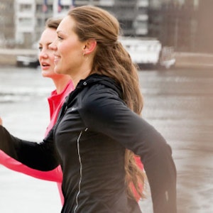 https://dk-femina-backend.imgix.net/media/websites/femina-dot-dk/website/kvindeloeb/tips-og-udstyr/2013/03/1310-karen-10-kilometer-paa-10-uger/1310-loebetips-copy.jpg?ixlib=vue-2.9.1&auto=format&width=300&height=300&fit=crop&fp-x=0.5&fp-y=0.5