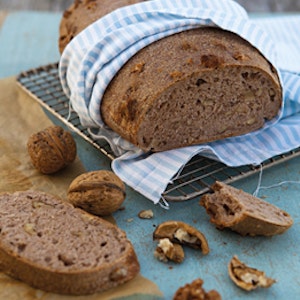https://dk-femina-backend.imgix.net/media/websites/femina-dot-dk/website/mad/brod/2012/06/1226-karolines-koekken-valnoeddebroed/1226-karolines-koekken-valnoeddebroed-art2.jpg?ixlib=vue-2.9.1&auto=format&width=300&height=300&fit=crop&fp-x=0.5&fp-y=0.5