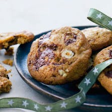 https://dk-femina-backend.imgix.net/media/websites/femina-dot-dk/website/mad/desserter/2012/11/1248-cookies-med-chokolade-og-noedder/1248-cookies-med-choko-copy-2.jpg