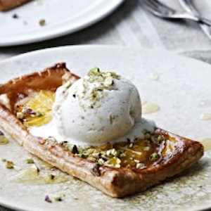https://dk-femina-backend.imgix.net/media/websites/femina-dot-dk/website/mad/desserter/2013/02/1308-sproede-appelsinsnitter-med-is-og-sirup/1308-appelsinsnitter-copy-2.jpg?ixlib=vue-2.9.0&auto=format&width=300&height=300&fit=crop&fp-x=0.5&fp-y=0.5