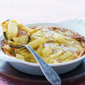 https://dk-femina-backend.imgix.net/media/websites/femina-dot-dk/website/mad/desserter/2013/02/1309-clafoutis-med-paerer-og-vanilje/1309-clafoutis-med-paerer-copy-2.jpg?ixlib=vue-2.9.1&auto=format&width=300&height=300&fit=crop&fp-x=0.5&fp-y=0.5