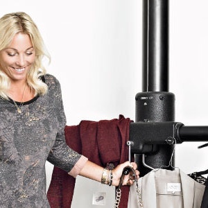 https://dk-femina-backend.imgix.net/media/websites/femina-dot-dk/website/mode/favoritter/2012/10/1240-christine-print-og-silke-favoritter-ekstra/1240-christine-favorit-copy.jpg?ixlib=vue-2.9.1&auto=format&width=300&height=300&fit=crop&fp-x=0.5&fp-y=0.5