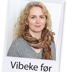 https://dk-femina-backend.imgix.net/media/websites/femina-dot-dk/website/mode/makeover/2013/03/1311-stilboost-vibeke/1311-stilboost-foer-copy-2.jpg?ixlib=vue-2.9.1&auto=format&width=300&height=300&fit=crop&fp-x=0.5&fp-y=0.5