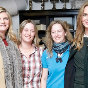 https://dk-femina-backend.imgix.net/media/websites/femina-dot-dk/website/mode/trinny-og-susannah/1308-mit-nye-jeg/1308-mit-nye-jeg-barerende-copy.jpg?ixlib=vue-2.9.1&auto=format&width=300&height=300&fit=crop&fp-x=0.5&fp-y=0.5