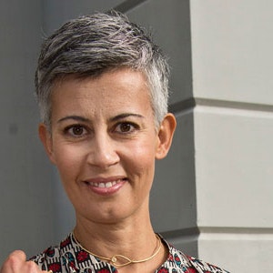 https://dk-femina-backend.imgix.net/media/websites/femina-dot-dk/website/motion-og-sundhed/slank-og-sund/2012/11/1247-anja-camilla-alajdi-sunde-dag/1247-marys-stylist-copy.jpg?ixlib=vue-2.9.1&auto=format&width=300&height=300&fit=crop&fp-x=0.5&fp-y=0.5