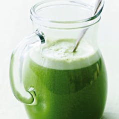 https://dk-femina-backend.imgix.net/media/websites/femina-dot-dk/website/motion-og-sundhed/slank-og-sund/2013/03/1312-3-groenne-juicer/1312-paere-spinat-smoothie-copy-2.jpg