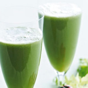 https://dk-femina-backend.imgix.net/media/websites/femina-dot-dk/website/motion-og-sundhed/slank-og-sund/2013/03/1312-3-groenne-juicer/1312-salat-drik-copy-2.jpg?ixlib=vue-2.9.1&auto=format&width=300&height=300&fit=crop&fp-x=0.5&fp-y=0.5