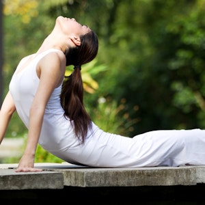 https://dk-femina-backend.imgix.net/media/websites/femina-dot-dk/website/motion-og-sundhed/traening/2012/09/1236-yogatimen/1237-yogatimen-art.jpg?ixlib=vue-2.9.1&auto=format&width=300&height=300&fit=crop&fp-x=0.5&fp-y=0.5