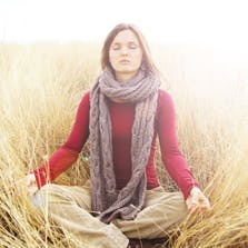 https://dk-femina-backend.imgix.net/media/websites/femina-dot-dk/website/motion-og-sundhed/yoga/2012/11/1245-meditation/1245-meditation-swi.jpg