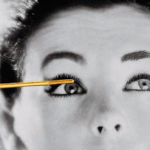 https://dk-femina-backend.imgix.net/media/websites/femina-dot-dk/website/skoenhed/makeup-og-hudpleje/2012/07/1228-mascara/1228-mascara-swi.jpg?ixlib=vue-2.9.1&auto=format&width=300&height=300&fit=crop&fp-x=0.5&fp-y=0.5