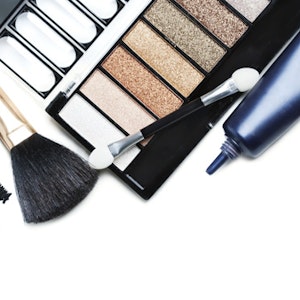 https://dk-femina-backend.imgix.net/media/websites/femina-dot-dk/website/skoenhed/makeup-og-hudpleje/2012/09/1236-3-spoergsmaal-til-feminas-skoenhedsekspert/1236-makeup-marlene-art.jpg?ixlib=vue-2.9.1&auto=format&width=300&height=300&fit=crop&fp-x=0.5&fp-y=0.5