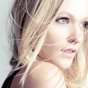 https://dk-femina-backend.imgix.net/media/websites/femina-dot-dk/website/skoenhed/makeup-og-hudpleje/2013/01/1304-de-stoerste-skoenhedstendenser/1304-skoenhedstendenser-2013-art.jpg?ixlib=vue-2.9.1&auto=format&width=300&height=300&fit=crop&fp-x=0.5&fp-y=0.5