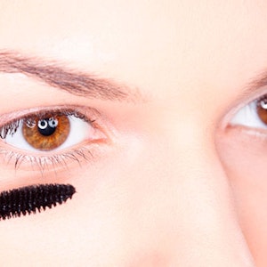 https://dk-femina-backend.imgix.net/media/websites/femina-dot-dk/website/skoenhed/makeup-og-hudpleje/2013/03/1310-vipper/1310-vipper-copy.jpg?ixlib=vue-2.9.1&auto=format&width=300&height=300&fit=crop&fp-x=0.5&fp-y=0.5
