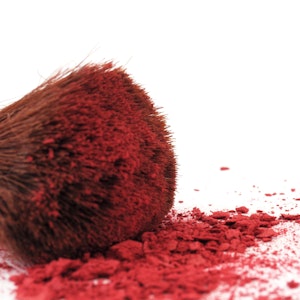 https://dk-femina-backend.imgix.net/media/websites/femina-dot-dk/website/skoenhed/makeup-og-hudpleje/2013/05/1320-se-makeuptricket-der-goer-dig-yngre/1320-se-makeuptricket-der-goer-dig-yngre-copy.jpg?ixlib=vue-2.9.1&auto=format&width=300&height=300&fit=crop&fp-x=0.5&fp-y=0.5