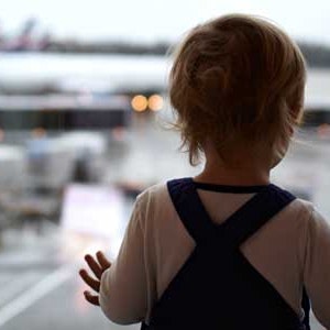 https://dk-femina-backend.imgix.net/media/websites/mama/baby/paaflyveturmedbaby2prim.jpg?ixlib=vue-2.9.1&auto=format&width=300&height=300&fit=crop&fp-x=0.5&fp-y=0.5