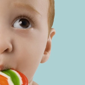 https://dk-femina-backend.imgix.net/media/websites/mama/mad/2015/juli/barn-med-slik612.jpg?ixlib=vue-2.9.1&auto=format&width=300&height=300&fit=crop&fp-x=0.5&fp-y=0.5
