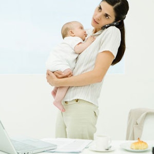 https://dk-femina-backend.imgix.net/media/websites/mama/mor/foer-april-2013/2011-11-din-mor-manual-prim.jpg?ixlib=vue-2.9.1&auto=format&width=300&height=300&fit=crop&fp-x=0.5&fp-y=0.5