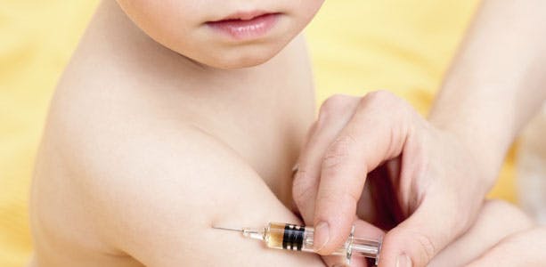 https://dk-femina-backend.imgix.net/media/websites/mama/sundhed/foer-april-2013/2012-17-barn-vaccine-prim.jpg