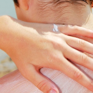 https://dk-femina-backend.imgix.net/media/websites/mama/sundhed/mor-smoer-solcrem-paa-sit-barn/2012-33-det-bliver-sol-i-weekenden-prim.jpg?ixlib=vue-2.9.1&auto=format&width=300&height=300&fit=crop&fp-x=0.5&fp-y=0.5