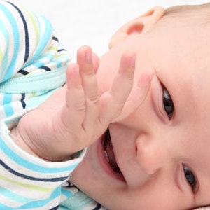 https://dk-femina-backend.imgix.net/media/websites/mama/tumlinge-1-3-aar/tumling-et-aar/gladbabyprim.jpg?ixlib=vue-2.9.1&auto=format&width=300&height=300&fit=crop&fp-x=0.5&fp-y=0.5