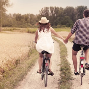 https://dk-femina-backend.imgix.net/media/websites/qmag-dot-dk/website/egangsbilleder-2013/juli/2013-30-dating-p.jpg?ixlib=vue-2.9.1&auto=format&width=300&height=300&fit=crop&fp-x=0.5&fp-y=0.5