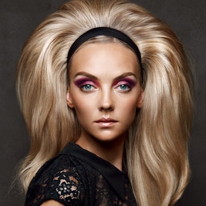https://dk-femina-backend.imgix.net/media/websites/qmag-dot-dk/website/egangsbilleder-2013/juni/2013-26-farvet-haar-p.jpg?ixlib=vue-2.9.1&auto=format&width=300&height=300&fit=crop&fp-x=0.5&fp-y=0.5