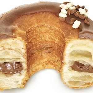 https://dk-femina-backend.imgix.net/media/websites/qmag-dot-dk/website/engangsbilleder-2014/januar/cronut-p.jpg?ixlib=vue-2.9.1&auto=format&width=300&height=300&fit=crop&fp-x=0.5&fp-y=0.5