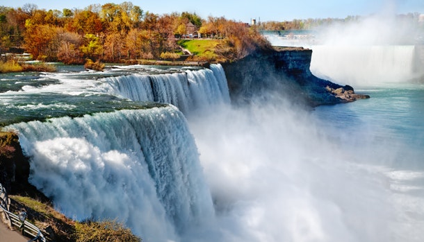 Niagara Falls er en fascinerende naturoplevelse - og består af tre vandfald.