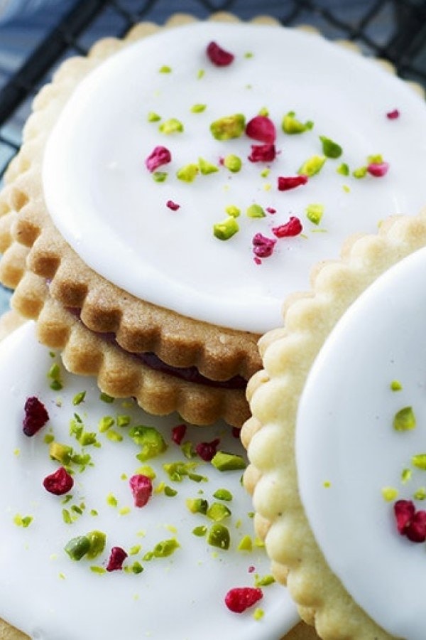 Skønne hindbærsnitter fra Mette Blomsterberg med glasur og pistacie