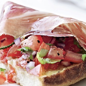 https://dk-femina-backend.imgix.net/storage_1/media/1325-bruschetta-med-loeg.jpg?ixlib=vue-2.9.1&auto=format&width=300&height=300&fit=crop&fp-x=0.5&fp-y=0.5