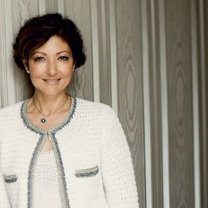 https://dk-femina-backend.imgix.net/storage_1/media/1331-alexandra-1.jpg?ixlib=vue-2.9.1&auto=format&width=300&height=300&fit=crop&fp-x=0.5&fp-y=0.5