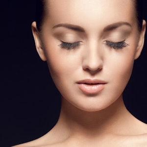https://dk-femina-backend.imgix.net/storage_1/media/1340_faa_oejenvipperne_til_at_syne_af_mere.jpg?ixlib=vue-2.9.1&auto=format&width=300&height=300&fit=crop&fp-x=0.5&fp-y=0.5