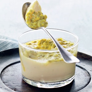 https://dk-femina-backend.imgix.net/storage_1/media/1350-panna-cotta.jpg?ixlib=vue-2.9.1&auto=format&width=300&height=300&fit=crop&fp-x=0.5&fp-y=0.5